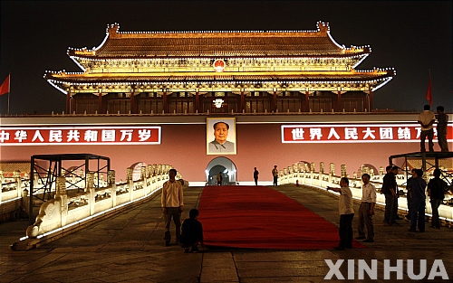 【베이징=신화/뉴시스】29일 중국 베이징 톈안먼(天安門) 연단 앞에 내달 1일 건국 60주년 기념식에서 사용될 붉은 카펫을 깔고 있다.