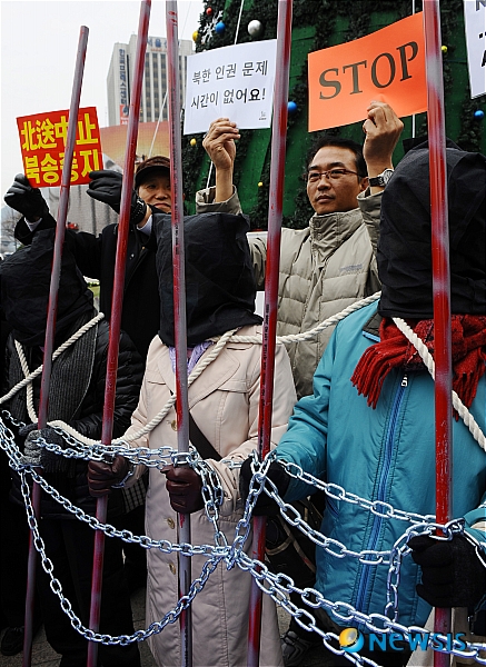 【서울=뉴시스】조수정 기자 = 북한인권단체연합회가 제61차 세계인권선언일을 하루 앞둔 9일 오후 서울광장에서 기자회견을 연 가운데 탈북 여성들과 회원들이 북한인권 개선 촉구 퍼포먼스를 하고 있다.   chocrystal@newsis.com