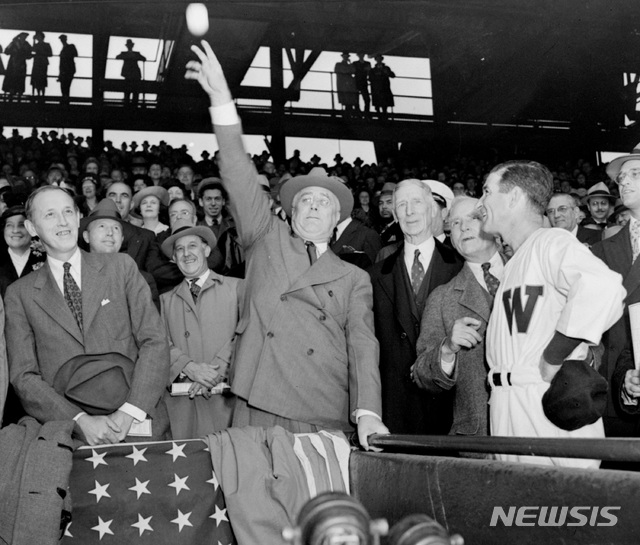 [워싱턴=AP/뉴시스] 1938년 4월 18일 미국 워싱턴DC 그리피스 스타디움에서 열린 워싱턴 새너터스와 오클랜드 애슬레틱스의 메이저리그(MLB) 개막전에서 시구하는 프랭클린 D.루즈벨트 대통령. 1938.04.18