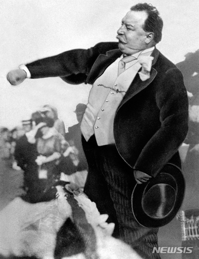 [워싱턴=AP/뉴시스] 1912년 메이저리그(MLB) 워싱턴 새너터스 개막전에서 시구하는 윌리엄 하워드 태프트 전 미국 대통령. 