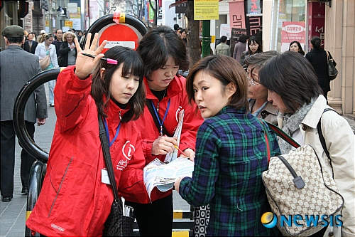 【서울=뉴시스】양길모 기자 = 서울시는 23일부터 외국인들에게 잘 유명한 서울의 관광명물인 '움직이는 관광안내소'를 명동과 남대문에 이어 신촌, 이태원, 동대문, 인사동 등에서도 운영한다고 22일 밝혔다.  '움직이는 관광안내소'는 시가 지난해 1월부터 외국인 관광객 방문이 많은 명동지역을 중심으로 영어, 일어, 중국어에 능통한 관광안내원이 'Information'의 첫 글자인 ⓘ가 찍힌 빨간 조끼를 입고 관광객을 찾아가 불편을 해결해 주는 신개념 가이드 서비스다. (사진=서울시 제공)  photo@newsis.com