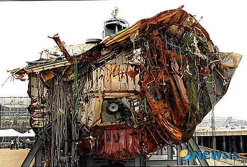 【서울=뉴시스】김종현 기자 = 20일 오전 국방부가 천안함 침몰사건 조사결과를 발표한 가운데 천암함 절단면 사진을 공개했다. (사진=국방부 제공) photo@newsis.com