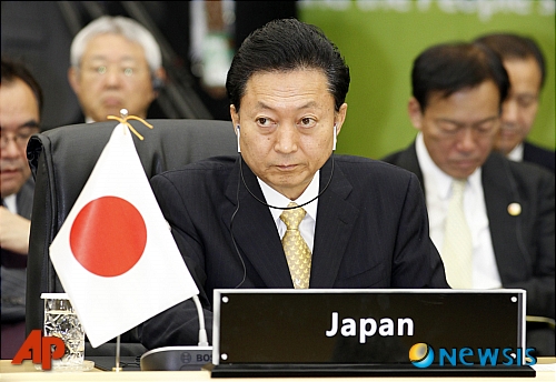【제주=AP/뉴시스】 하토야마 유키오 일본 총리(왼쪽)가 2010년 5월30일 제주에서 열린 한중일 정상회담에 참석해 상대국 대표 발언을 듣고 있다. 2010.05.30.