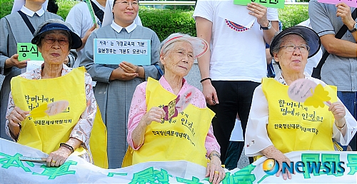 [서울=뉴시스] 2010년 9월 1일 서울 종로구 중학동 주한 일본 대사관 앞에서 제933차 일본군 위안부 문제 해결을 위한 정기수요시위가 열린 가운데 할머니들이 부채질을 하고 있다. (사진=뉴시스 DB)