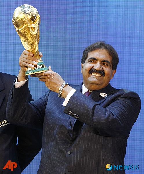 【취리히(스위스)=AP/뉴시스】쉐이크 하마드 빈 칼리파 알타니 카타르 국왕이 지난 2010년 12월2일(현지시간) 스위스 취리히 FIFA 본부에서 2022년 월드컵 개최지로 카타르가 선정된 후 트로피를 들고 포즈를 취하고 있다. 2020.04.08   앞서 발표된 2018년 월드컵 개최지는 러시아로 확정됐다.   