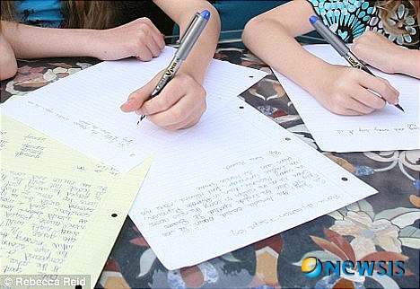 【서울=뉴시스】손으로 직접 글씨를 쓰는 것이 컴퓨터를 이용하는 것보다 학습 성과가 뛰어나다는 연구 결과가 발표됐다. <사진 출처 : 英 데일리 메일 웹사이트>