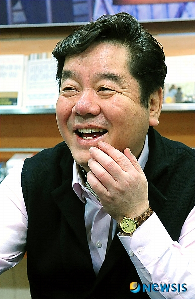 심형래 예전 인터뷰 중 웃고 있는 인물 사진