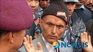 【서울=뉴시스】무능한 정치인들이 나라를 망친다며 네팔 고위 정치인의 얼굴을 주먹으로 가격한 데비 프라사드 레그미라는 55살의 네팔 남성이 국민적 영웅으로 추앙받고 있다고 영국 BBC방송이 26일(현지시간) 보도했다. 사진은 지난주 네팔 주요 정당 대표의 얼굴을 가격한 레그미가 네팔 경찰들에게 체포되는 장면. <사진 출처 : 英 BBC 웹사이트>