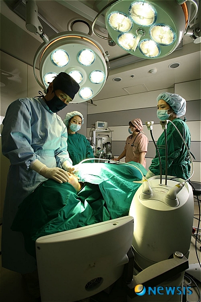 【서울=뉴시스헬스/뉴시스】 한 환자가 수술을 받고 있다. <사진=원진성형외과 제공> 박생규 기자 skpq@newsishealth.com