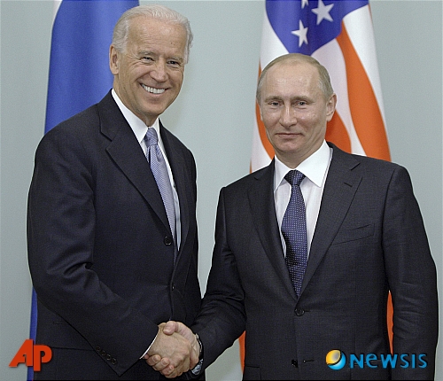 【모스크바(러시아)=AP/뉴시스】지난 2011년 3월 10일 당시 미국 부통령이던 조 바이든 제46대 미국 대통령 당선인(왼쪽)과 러시아 총리이던 블라디미르 푸틴 현 러시아 대통령이 만나 인사하고 있다. 