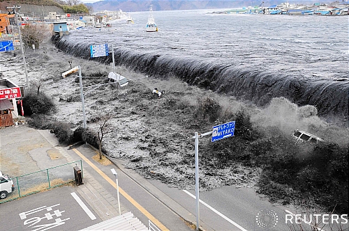 【미야코(일본)=로이터/뉴시스】2011년 3월 11일 사상 최악의 지진 이후 쓰나미가 덮치고 있는 일본 이와테(岩手)현 미야코 해안도로의 모습.