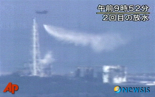 【오쿠마마치(일본)=AP/뉴시스】일본 동북부 강진 7일째인 17일 후쿠시마현 오쿠마마치 원전 3호기에 자위대 헬기가 냉각수를 살포하고 있다.(사진=NHK TV)