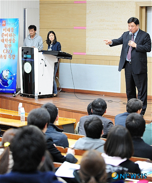 【서울=뉴시스】이광호 기자 = 28일 오후 서울 광진구 건국대 경영관에서 열린 '미래를 준비하는 대학생을 위한 CEO초청 특강'에서 세계적 바이오 기업 셀트리온 서정진 회장이 '기업 경쟁력과 기업가정신'을 주제로 특강을 하고 있다.(사진=건국대 제공)  photo@newsis.com