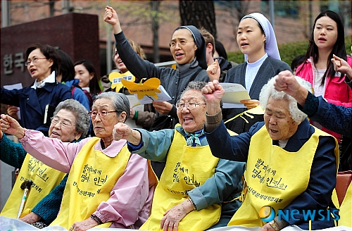 [서울=뉴시스] 2011년 4월 27일 오후 서울 중구 주한 일본대사관 앞에서 한국정신대문제대책협의회 회원들이 '일본군 위한부 문제 해결 위한 정기 수요시위'를 하고 있다. (사진=뉴시스 DB)