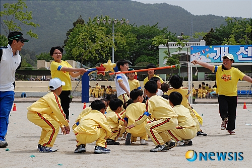 【사천=뉴시스】문병기 기자 = 경남 사천 용현초등학교(교장 간대백)와 선진초등학교(교장 심경년)학생 100여명은 3일 용현초등학교 운동장에서 학생들이 신나게 운동회를 하고 있다.(사진=용현초 제공) bkm@newsis.com