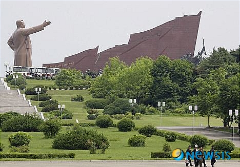 【서울=뉴시스】북한이 중국에 이어 세계에서 두 번째로 행복한 나라라고 북한의 조선중앙TV가 주장했다. 사진은 평양의 모습. (사진 출처 : 英 데일리 메일 웹사이트)