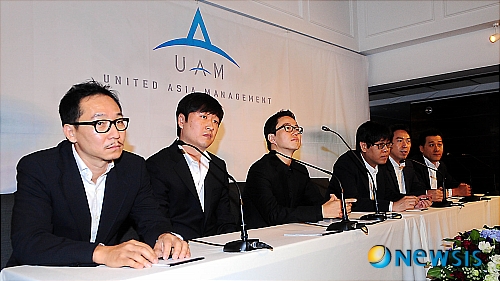 【서울=뉴시스】김인철 기자 = 24일 오후 서울 중구 반얀트리클럽&스파에서 'UAM(United Asia Management) 런칭 기자회견'이 열린 가운데 기획사 대표단들이 취재진 질문에 답하고 있다. 왼쪽부터 정영범 스타제이 대표, 홍의 AM 대표, 최성준 YG 이사, 정욱 JYP 대표, 김영민 SM 대표, 양근환 키이스트 대표.  yatoya@newsis.com