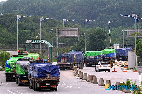 북한 사리원시 주민을 돕기 위해 한국JTS성금으로 마련한 밀가루 300톤(1억8천만원 상당)을 실은 물자운송차량이 경기 파주 남북출입사무소를 통과해 북으로 향하고 있다. 뉴시스 사진자료