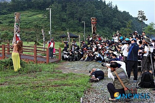 【장흥=뉴시스】배상현 기자 = 전국 최초로 누드 산림욕장을 개장한 전남 장흥군이 정남진 물축제를 개최하고 있는 가운데 `제4회 전국세미누드 사진촬영 대회'가 전국의 사진작가와 동호인 800여명이 참석해 대성황을 이뤘다고 장흥군은 3일 밝혔다. 새벽부터 치러진 세미누드 촬영대회에는 밤을 세워 전국 각지에서 몰려든 사진인들로 대성황을 이뤘다. (사진= 장흥군청 제공)  praxis@newsis.com