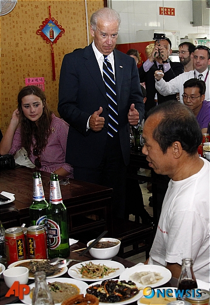 [베이징=AP/뉴시스]조 바이든 미국 대통령이 부통령 때인 2011년 8월 18일 중국 베이징의 한 식당에서 손님들과 이야기를 나누고 있다. 왼쪽은 바이든 대통령의 손녀 나오미. 2011.8.18.
