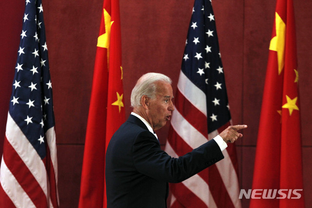 [청두=AP/뉴시스]조 바이든 미국 대통령이 부통령 시절인 2011년 8월 중국 청두의 쓰촨대학을 방문해 연설하던 중 손가락으로 앞을 가리키고 있다. 2011.8.21.