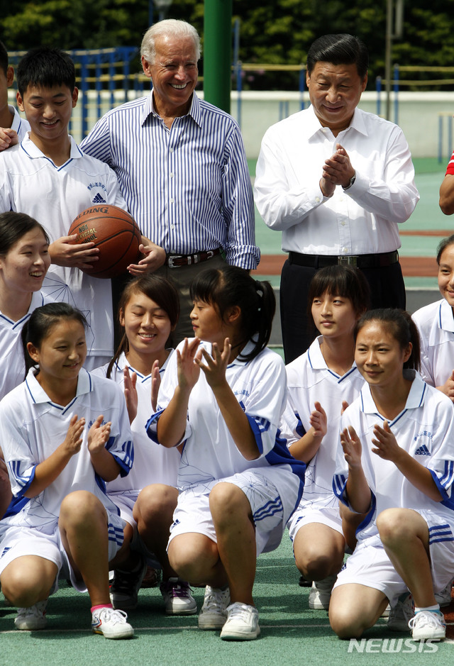 [두장옌=AP/뉴시스】지난 2011년 8월 당시 중국 부주석이던 시진핑 현 국가주석(오른쪽)과 미국 부통령이던 조 바이든 현 미 대통령이 중국 남서부 쓰촨성의 한 고등학교를 방문해 학생들과 만나고 있다. 2011.8.21.