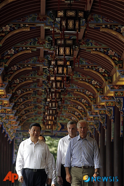 [두장옌=AP/뉴시스]2011년 8월 21일 당시 미국 부통령이던 조 바이든 현 대통령과 중국 부주석이던 시진핑 국가주석이 중국 남서부 쓰촨성 두장옌에서 함께 산책하고 있다. 2021.9.15.
