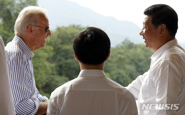 [청두=AP/뉴시스] 2011년 8월21일(현지시간) 중국을 방문한 조 바이든 당시 미국 부통령(왼쪽)이 쓰촨성 청두에서 시진핑 중국 국가 부주석(오른쪽)과 대화하고 있다.