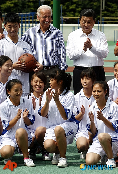 [두장옌=AP/뉴시스】지난 2011년 8월 21일 당시 중국 부주석이던 시진핑 현 국가주석(오른쪽)과 미국 부통령이던 조 바이든 현 미 대통령이 중국 남서부 쓰촨성의 한 고등학교를 방문해 학생들과 만나고 있다. 2021.9.15.
