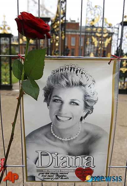 【AP/뉴시스】2011년 故 다이애나 영국 왕세자비 사망 14주기를 맞아 8월31일 런던의 켄싱턴 궁 앞에 추모하는 사진과 장미가 놓여 있다. 2011. 8. 31.