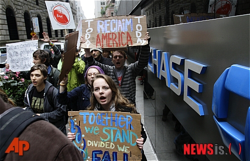 【뉴욕(미 뉴욕주)=AP/뉴시스】월가 점령 시위대가 12일(현지시각) 미국 뉴욕 원체이스 맨해튼 플라자에서 행진하며 시위를 벌이고 있다.
