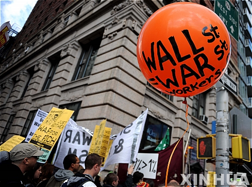 【뉴욕(미 뉴욕주)=신화/뉴시스】미국 뉴욕의 '월가 점령 시위'가 5주째로 접어든 가운데 15일(현지시각) 시위대가 맨해튼의 브로드웨이에서 시위를 벌이고 있다.