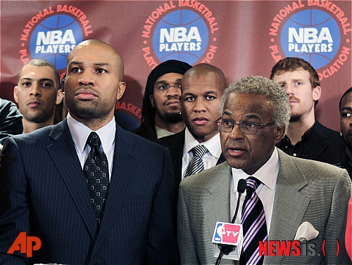 [뉴욕=AP/뉴시스]2011년 NBA 파업 당시 선수 대표를 맡았던 데릭 피셔(왼쪽)와 빌리 헌터. 