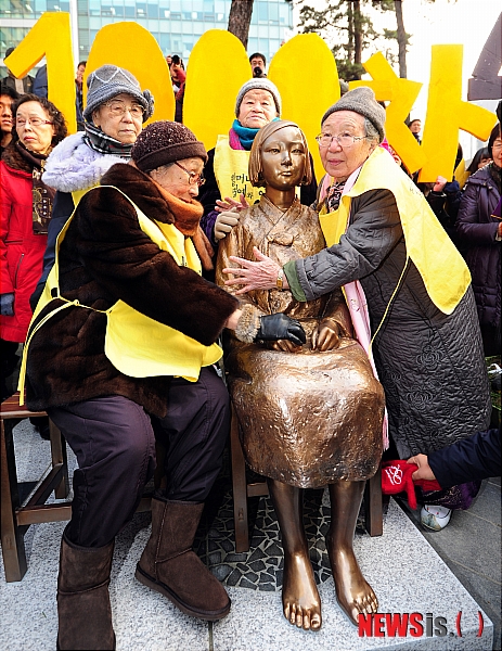 [서울=뉴시스] 2011년 12월 14일 오후 서울 종로구 중학동 주한일본대사관 앞에서 열린 '제1000회 위안부 문제 해결을 위한 정기 수요 집회'에서 위안부 피해 할머니들이 평화비와 함께 기념촬영을 하고 있다. (사진=뉴시스 DB)