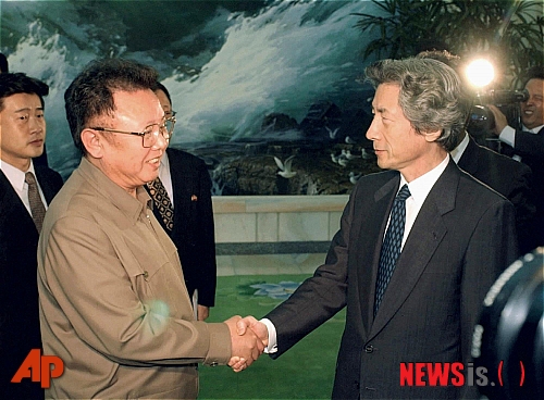 [평양=AP/뉴시스[2002년 9월17일 평양을 방문한 고이즈미 준이치로(小泉純一郞) 당시 일본 총리와 북한 김정일 국방위원장이 악수를 나누고 있다. 2024.05.22.