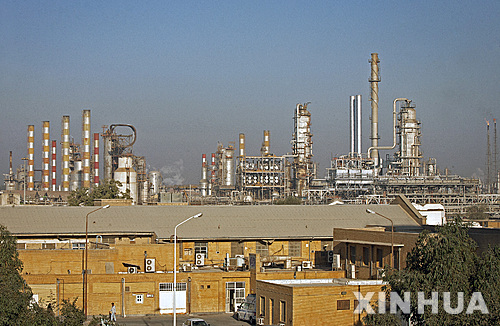 【테헤란=신화/뉴시스】2010년 12월29일에 촬영한 이란 서남부 도시 아바단에 있는 최대 정유공장. 이란 석유부는 24일, 최근 유럽연합(EU)의 이란 원유 금수조치는 유럽 국가들에 부정적인 영향을 줄 것이라고 말했다. 