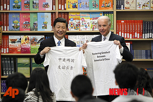 [사우스게이트=AP/뉴시스]2012년 2월 당시 중국 부주석이던 시진핑 현 국가주석과 미국 부통령이던 조 바이든 현 대통령이 캘리포니아의 국제교습소에서 학생들을 만나고 있다. 티셔츠에는 미중 사이 친선을 조성하자는 문구가 적혀 있다. 2012.2.17. 