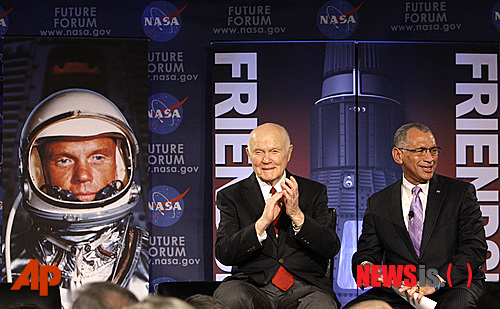 【콜럼버스=AP/뉴시스】미 우주비행사 출신의 미 상원의원 존 글렌(왼쪽)과  찰스 볼든 미 항공우주국(NASA) 국장이 20일(현지시간) 오하이오 주(州) 콜럼버스에서 ‘과거의 교훈과 미래를 위한 혁신(Learning from the Past to Innovate for the Future)’이란 제목의 토론회 전에 국제 우주정거장의 우주비행사들과 위성통화를 하고 있다. 글렌 의원은 1962년 유인우주선 프렌드십 7호를 타고 최초로 지구궤도를 비행했다. 프랜드쉽 7호는 지구궤도를 3바퀴 돌고 대서양 바하마 제도 부근에 귀환했다. 글렌 의원은 77세이던 1998년엔 다른 6명의 비행사와 함께 우주왕복선 디스커버리호에 탑승, 우주에 오른 최고령자가 되기도 했다. 