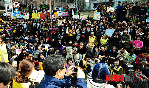 [서울=뉴시스]김기태 기자 = 위안부 문제 해결을 위한 1017차 수요시위가 많은 사람들이 참석한 가운데 2012년 4월 11일 오후 서울 종로구 일본대사관 앞에서 열리고 있다. (사진=뉴시스 DB)