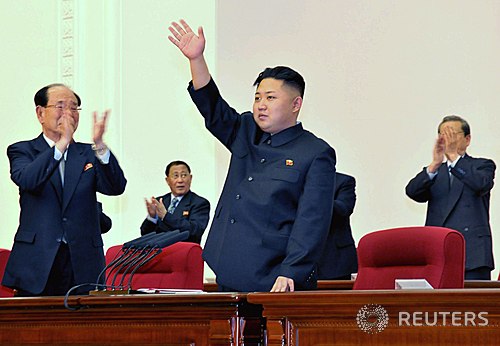 【평양=로이터/뉴시스】북한 지도자 김정은(가운데)이 11일 평양에서 열린 제4차 노동당 당대표자 회의에서 손을 흔들고 있다. 김정은은 이날 제1 비서로 추대됐다고 북한 국영 조선중앙통신이 보도했다.