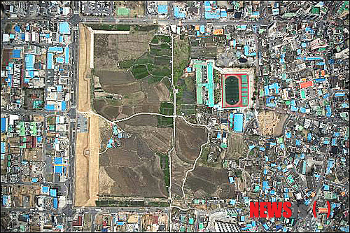 【울산=뉴시스】조현철 기자 = 울산발전연구원(원장 하동원) 문화재센터는 언양읍성 남문(영화루) 복원사업을 위한 발굴조사 결과, 언양읍성 최종 시기의 남문지, 옹성(성문 입구인 문지를 보호하기 위해 주로 반원형의 형태로 성벽에서 돌출시켜 쌓은 성벽), 남쪽 성벽, 해자(성 밖을 둘러 파서 도랑으로 만든 곳) 등을 확인했다고 17일 밝혔다. 사진은 언양읍성 및 남문지(영화루) 원경. (사진=울산발전연구원 제공)  photo@newsis.com