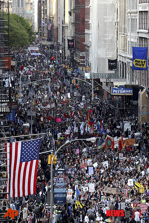 【뉴욕=AP/뉴시스】미국 뉴욕 브로드웨이에서 1일(현지시간) 시위대가 월가로 향하고 있다. 미국 전역의 수많은 노동운동가가 이날 주요 금융기관에 항의하는 월가 점령 시위대와 함께 노동절 집회에 동참했다.  