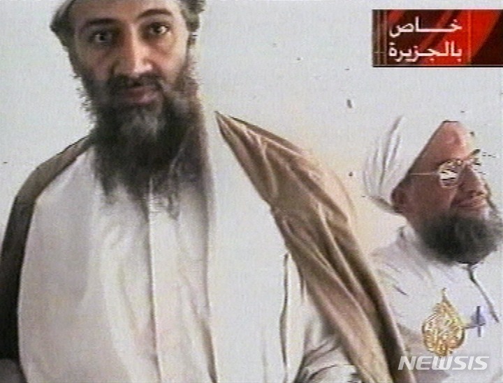 [AP/뉴시스]2001년 10월 카타르의 알자지라 텔레비전에 의해 공개된 비디오 속  카에다 지도자 오사마 빈 라덴(왼쪽)과 아이만 알자와리. 2022.08.02