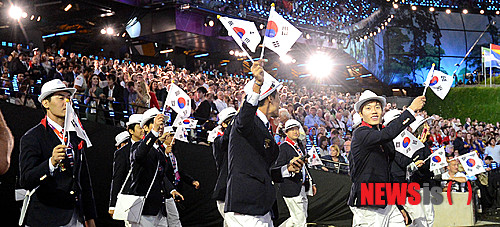【런던(영국)=뉴시스】서재훈 기자 = 2012 런던 올림픽 개막일인 27일(현지시간) 저녁 영국 런던 올림픽 파크 주경기장에서 'Opening Ceremony'가 열린 가운데 대한민국 선수단이 입장하고 있다.  jhseo@newsis.com
