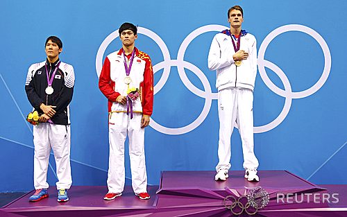 【런던(영국)=로이터/뉴시스】대한민국 박태환(왼쪽)이 30일(현지시간) 저녁 영국 런던 올림픽 파크 아쿠아틱스 센터에서 열린 자유형 200m 결승에 출전해 중국 쑨양과 공동 2위를 기록, 은메달을 목에 걸고 시상대에 올라서 있다.