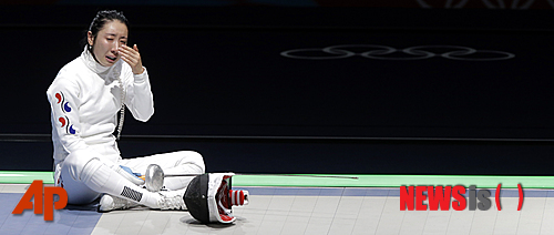 【런던=AP/뉴시스】한국 펜싱 국가대표선수 신아람이 30일(현지시간) 독일의 브리타 하이데만과 치른 여자 에페 개인 준결승 후 울고 있다.