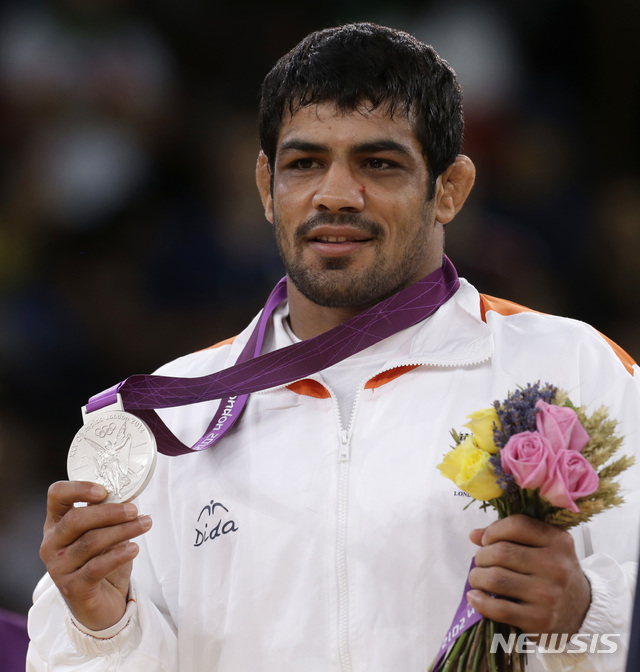 [런던=AP/뉴시스]수실 쿠마르가 지난 2012년 8월12일 런던 올림픽에 레슬링 종목 66㎏급 자유형에 출전해 은메달을 목에 걸고 있다. 2021.05.24.