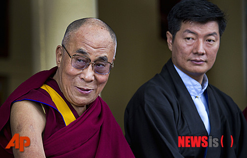 9월2일 인도 다람살라의 한 사원에서 열린 민주주의 날 행사에 달라이라마(왼쪽)과 티베트 망명정부 롭상 상가이 총리가 나란히 서있다. <다람살라=AP/뉴시스>