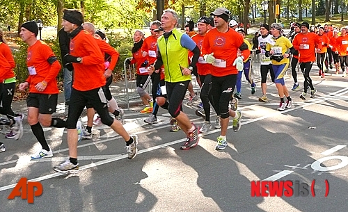 [뉴욕=AP/뉴시스]2012년 11월4일 허리케인 샌디로 취소된 '뉴욕마라톤' 참가자들이 대회 유니폼을 입고 맨해튼 센트럴파크 주위를 뛰고 있다. 