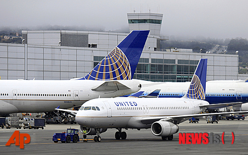 【샌프란시스코 =AP/뉴시스】지난 2011년 7월13일 미국 샌프란시스코 국제 공항에 있는 유나이티드 에어라인(UA)사 항공기의 모습. 15일 이 회사의 메인 컴퓨터 시스템 고장으로 전 세계 수천 명 승객들의 항공 업무가 수 시간 동안 지연됐다. 이는 지난 6월부터 최소 3번째 컴퓨터 시스템 장애 사고다. 
